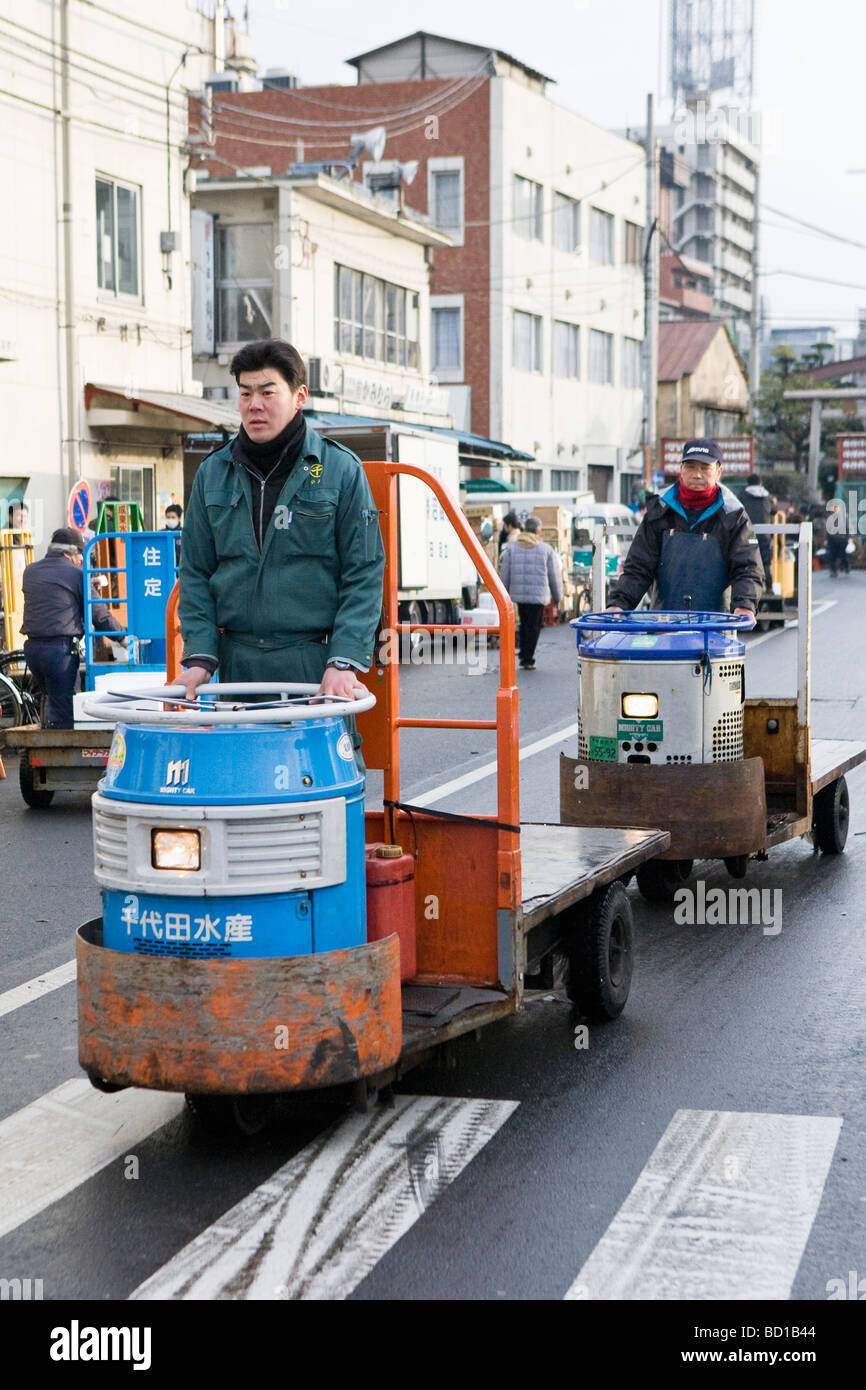 Workers at Tsukiji Fish Market in Tokyo, Japan Stock Photo - Alamy