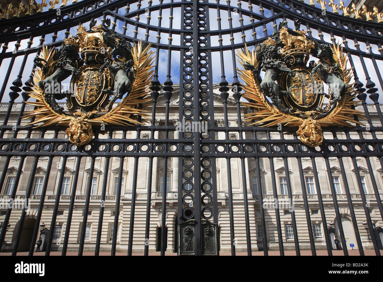 Royal Coat of Arms on the gates to Buckingham Palace, London Stock Photo