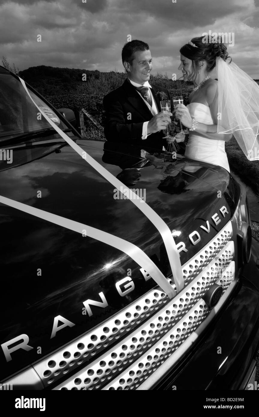 wedding weddings bride groom car cars range rover bridal brides grooms dramatic love date dating champagne glass glasses drama p Stock Photo