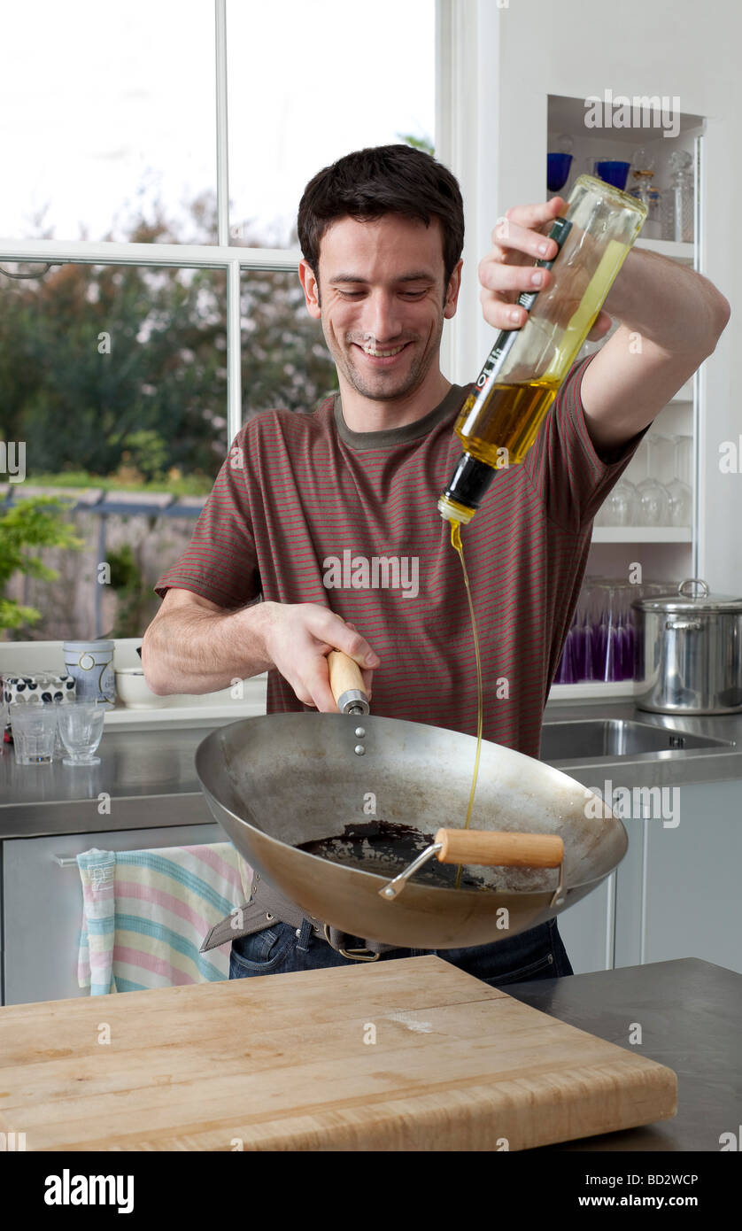 Мужик который готовит. Мужик который готовит. Красивый мужчина с едой. Ник бейтман 2019. Мужчина в фартуке на кухне.