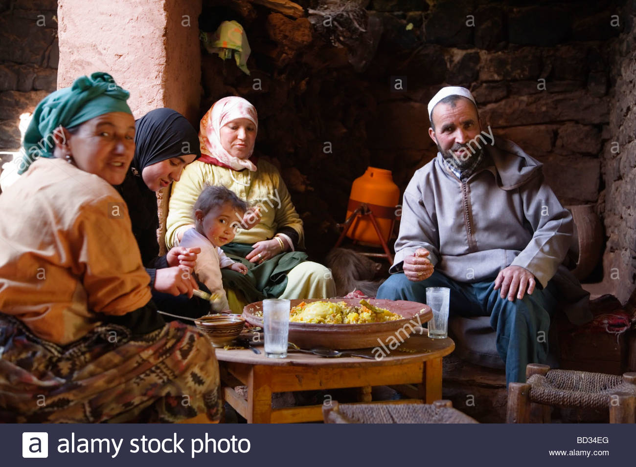 a-berber-family-eat-a-traditional-tagine-meal-in-a-moroccan-house-BD34EG.jpg