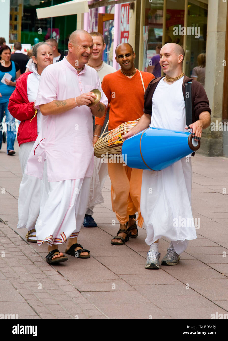 Hare Krishna Seguidores Cantando Marcha Foto Editorial - Imagem de