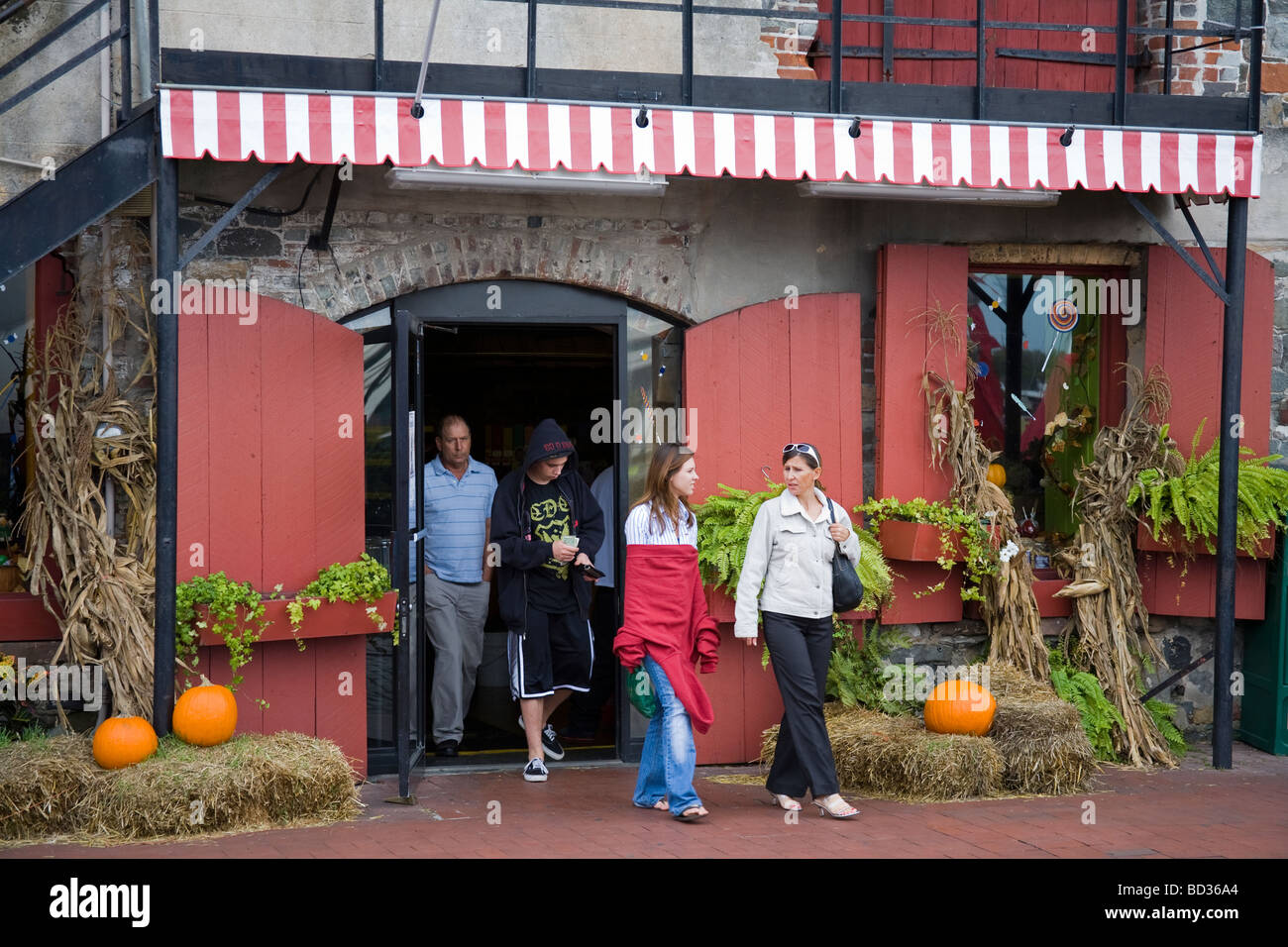 Store on River Street Savannah USA Stock Photo Alamy