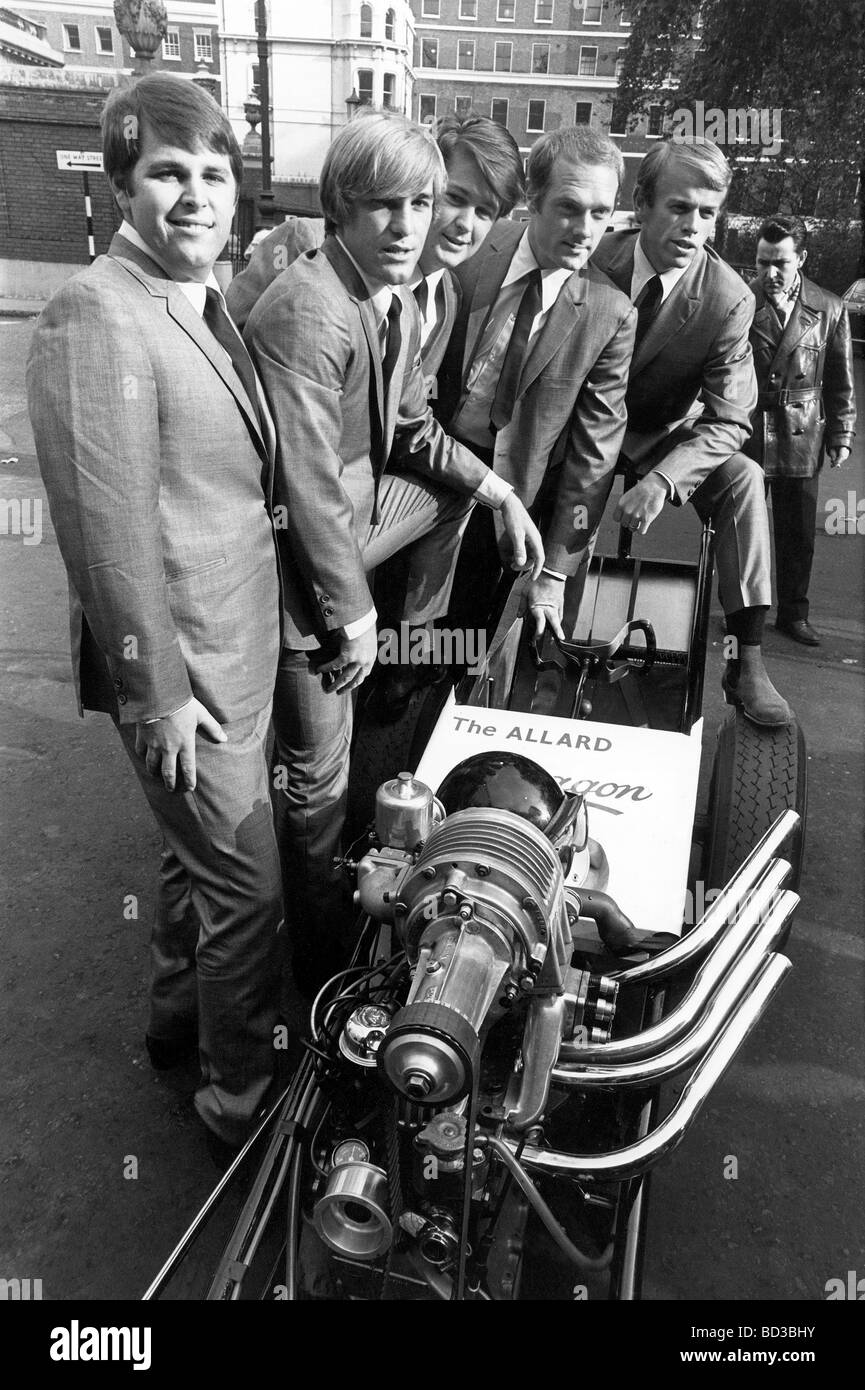 BEACH BOYS  - US pop group in  London, 1964. From l: Carl Wilson, Dennis Wilson, Brian Wilson, Mike Love, Al Jardine Stock Photo