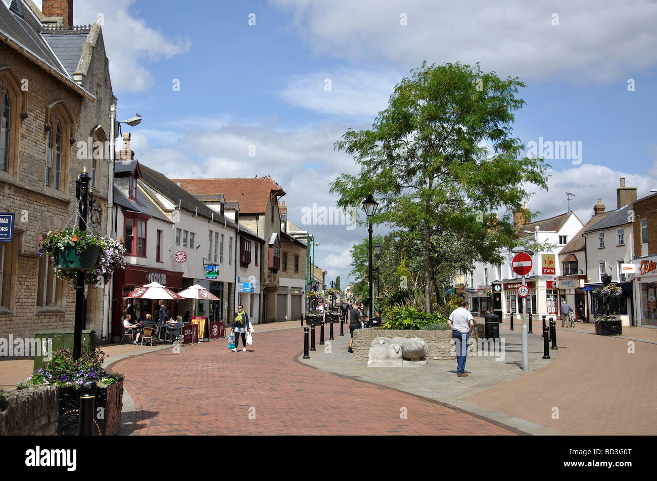 Pedestrianised Sheep Street, Bicester, Oxfordshire, England, United