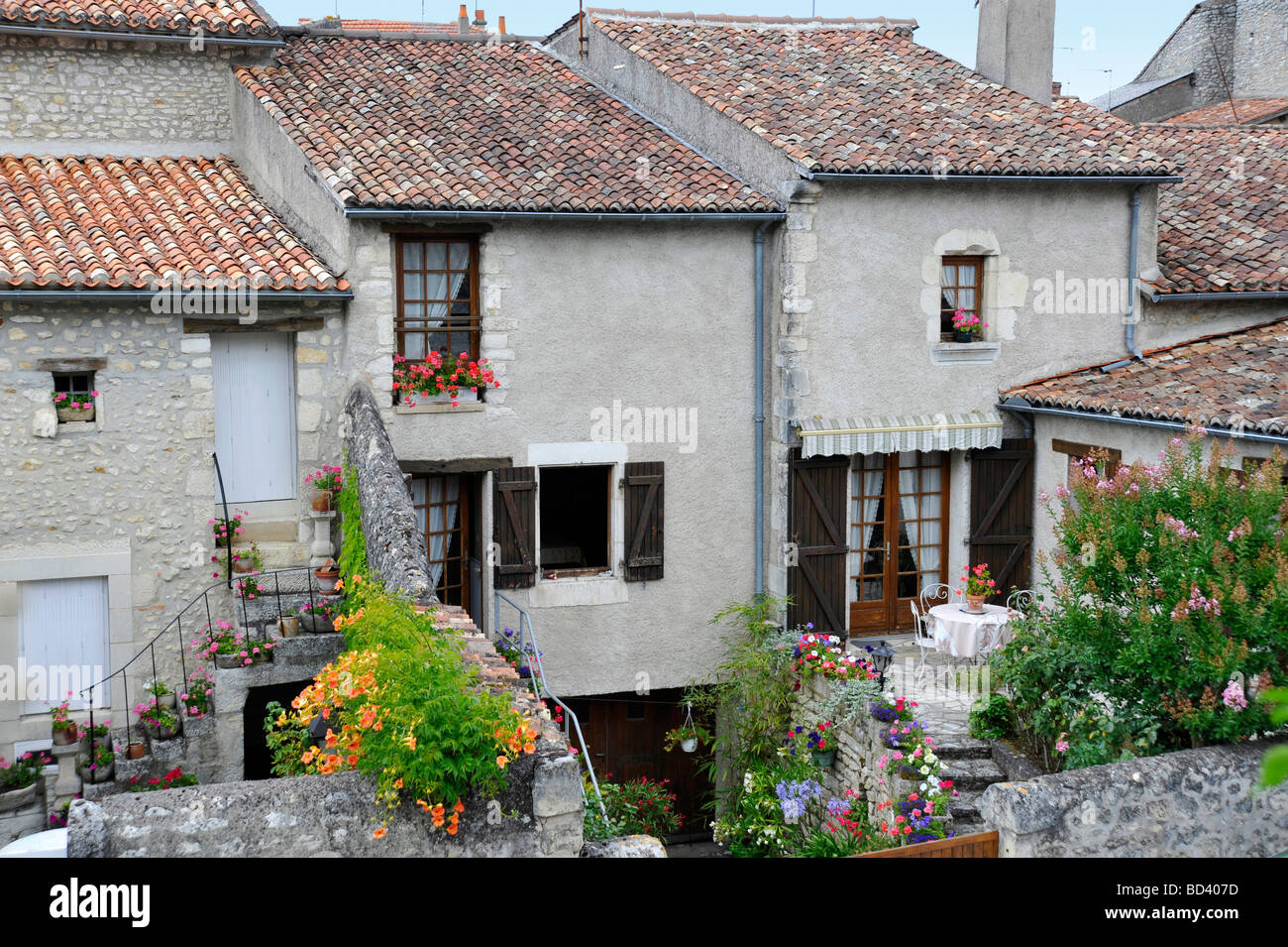 Medieval courtyard architecture hi-res stock photography and images - Alamy