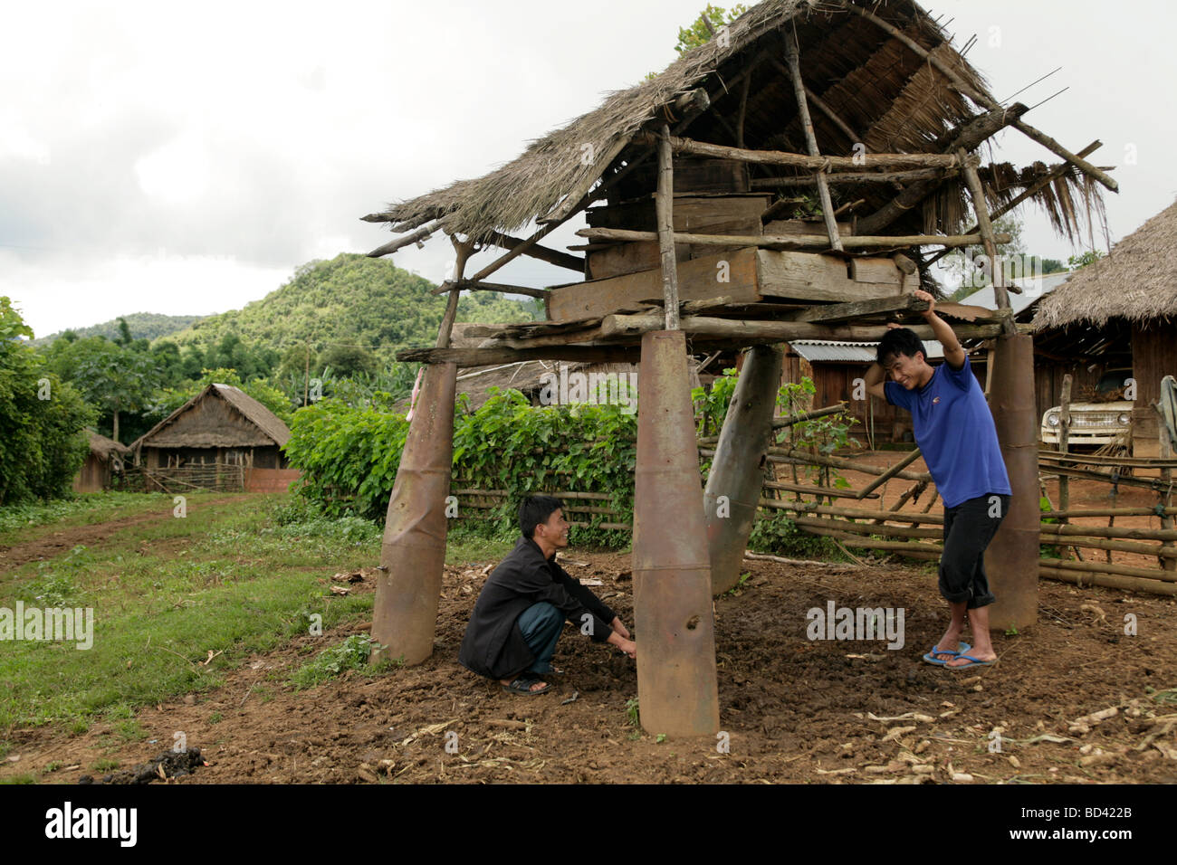 Xieng Khouang, Laos, 2006 : This shelter sits on stilts made from US cluster bomb casings dropped during the Vietnam War Stock Photo