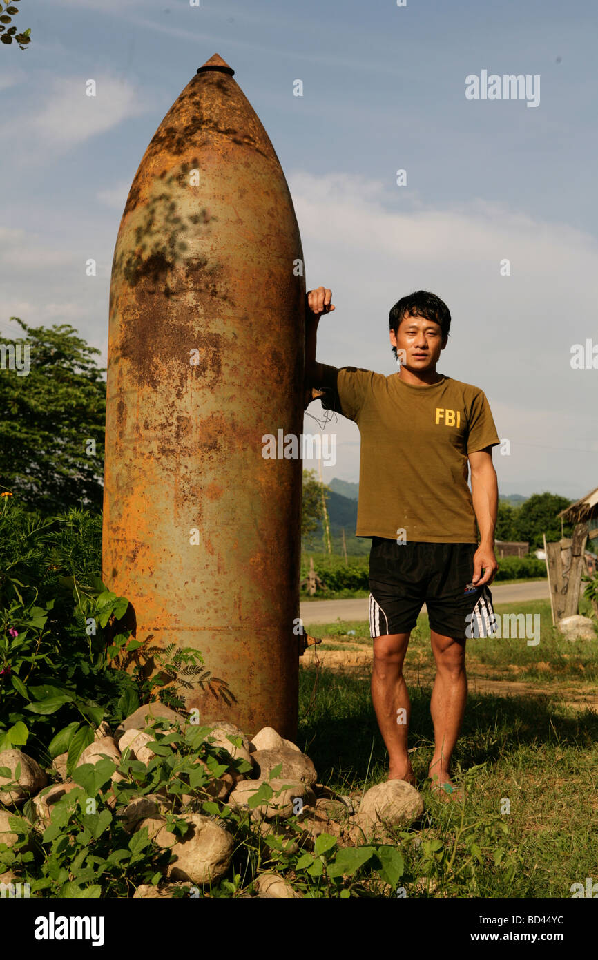 Xieng Khouang, Laos, 2006 : A  scrap metal merchant with a de-fused 5,000 lb bomb dropped by the US in the Vietnam War Stock Photo