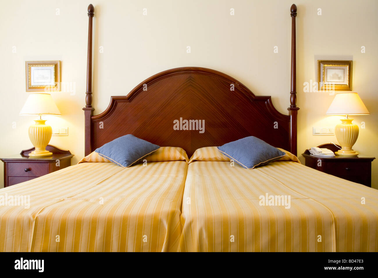 Twin bed in a luxury hotel bedroom Stock Photo Alamy