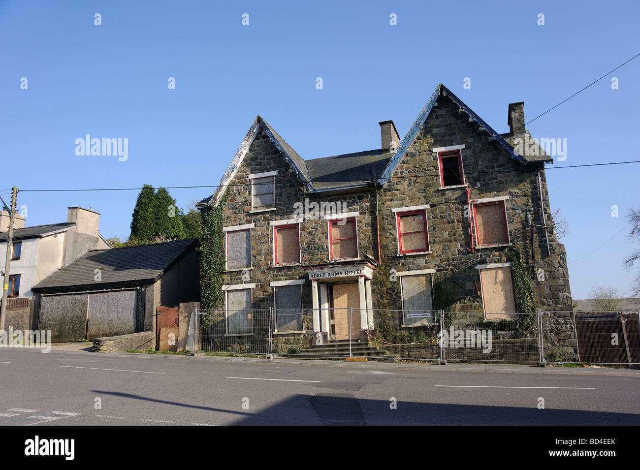 Semi derelict Abbey Arms Hotel / Pub in Llan Ffestiniog, Gwynedd, North Wales Stock Photo