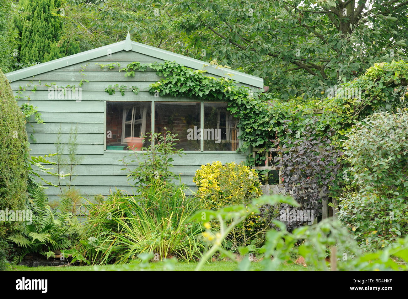 Garden shed cottage hires stock photography and images Alamy