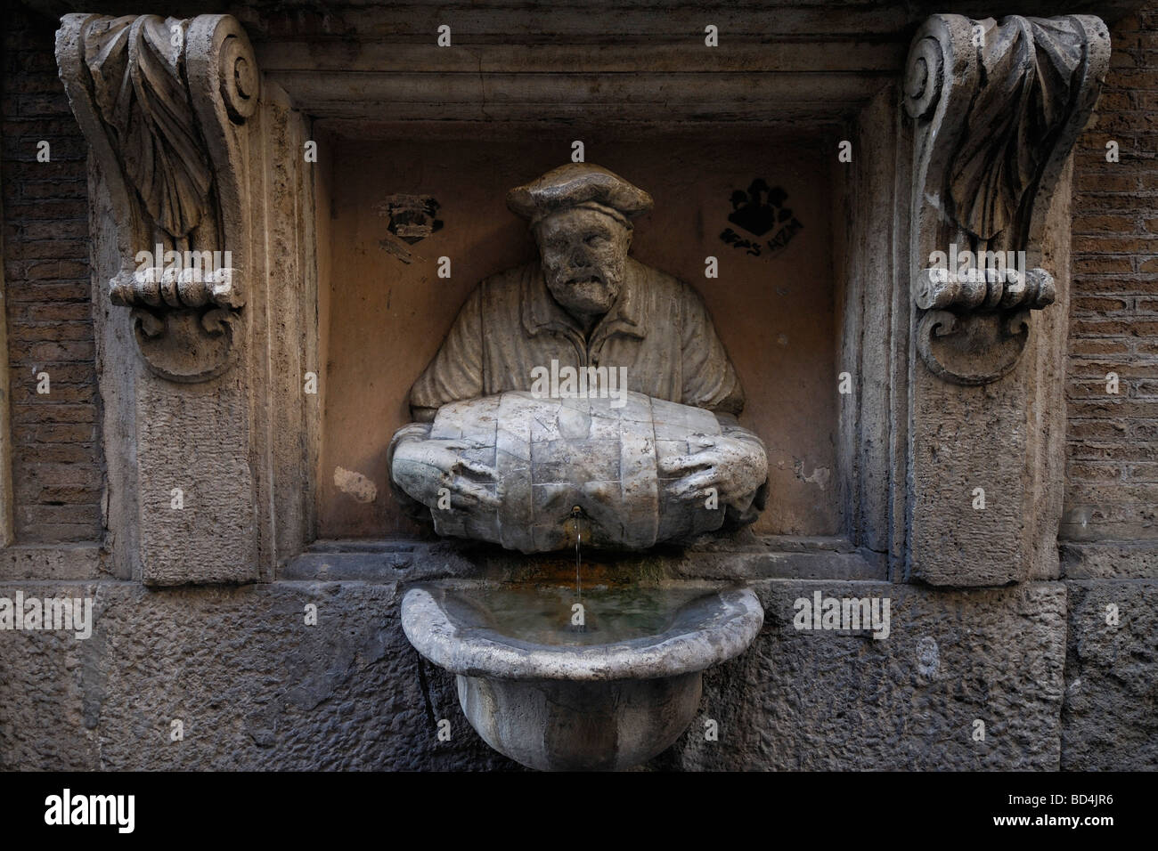 Rome Italy Il Facchino The Porter fountain c 1580 on Palazzo de Carolis via del Corso Stock Photo