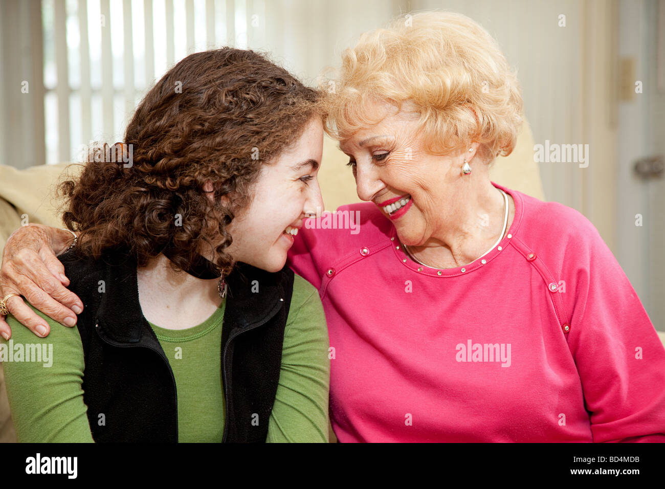 Девушка лижет бабушкам. Общение с бабушкой. Бабушки вместе. Разговор бабушки и внучки. Общение подросток и бабушка.
