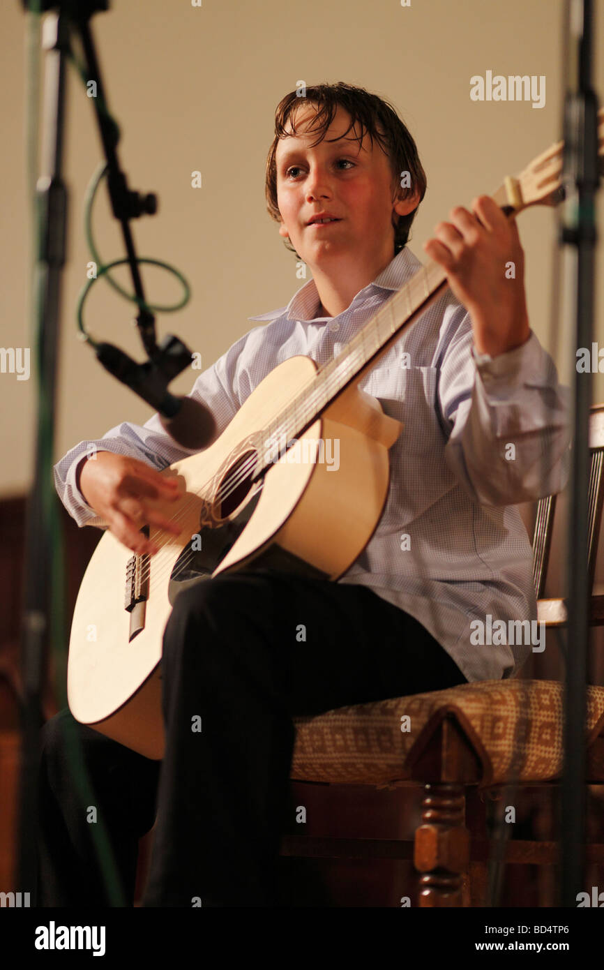 Junge spielt gitarre hires stock photography and images Alamy