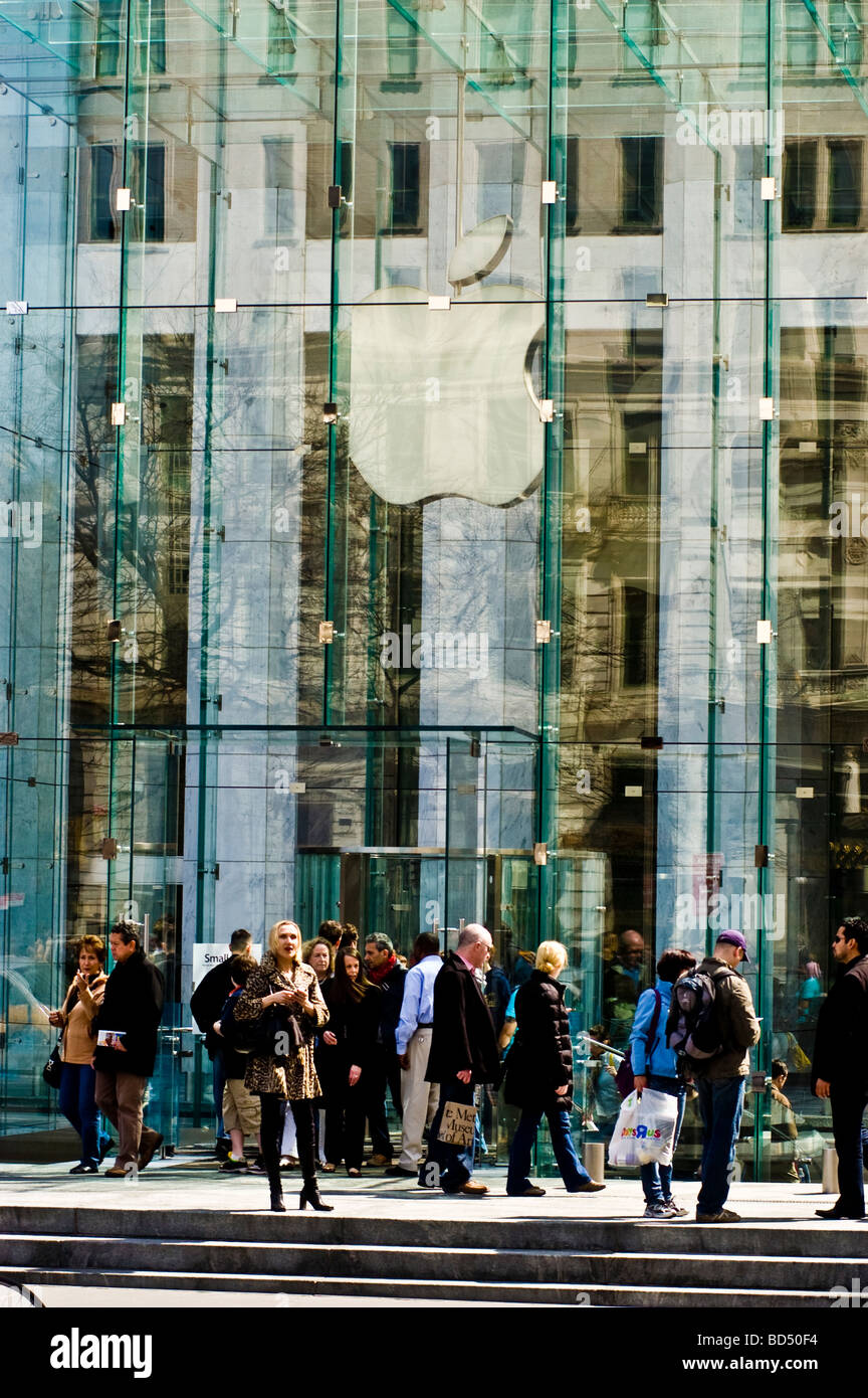 Apple Store glass building, 5th Avenue, Manhattan, New York City, USA Stock Photo