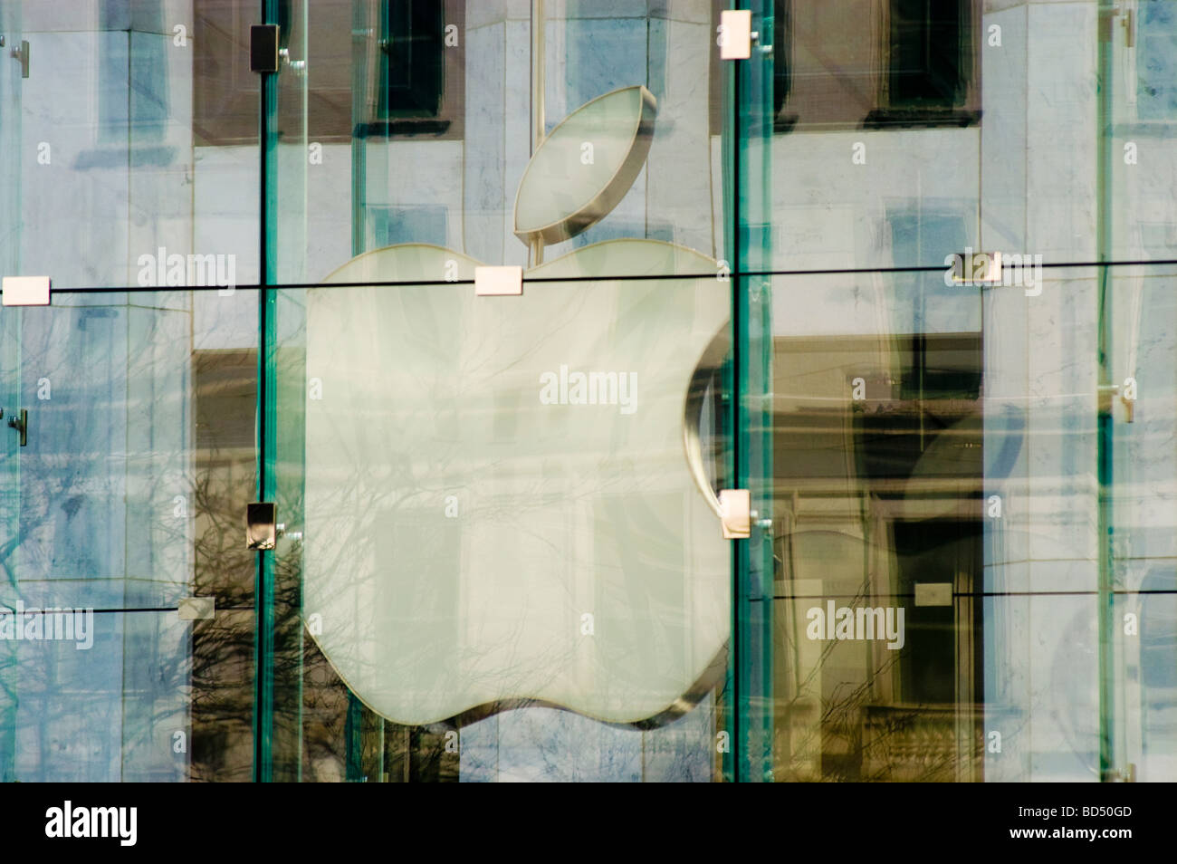 Apple Store glass building, 5th Avenue, Manhattan, New York City, USA Stock Photo