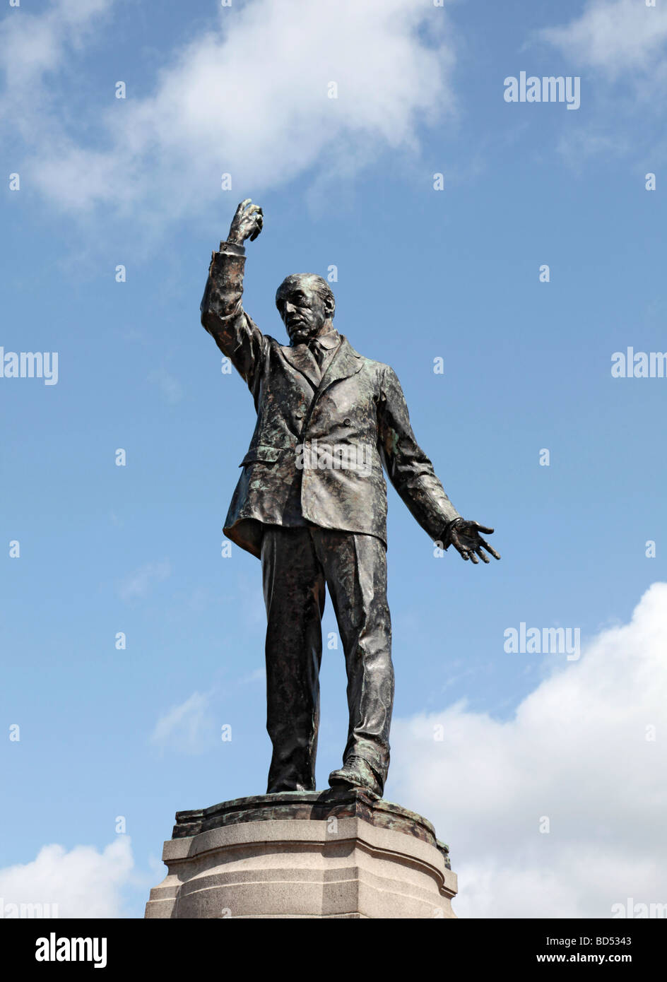 The statue lord carson hi-res stock photography and images - Alamy