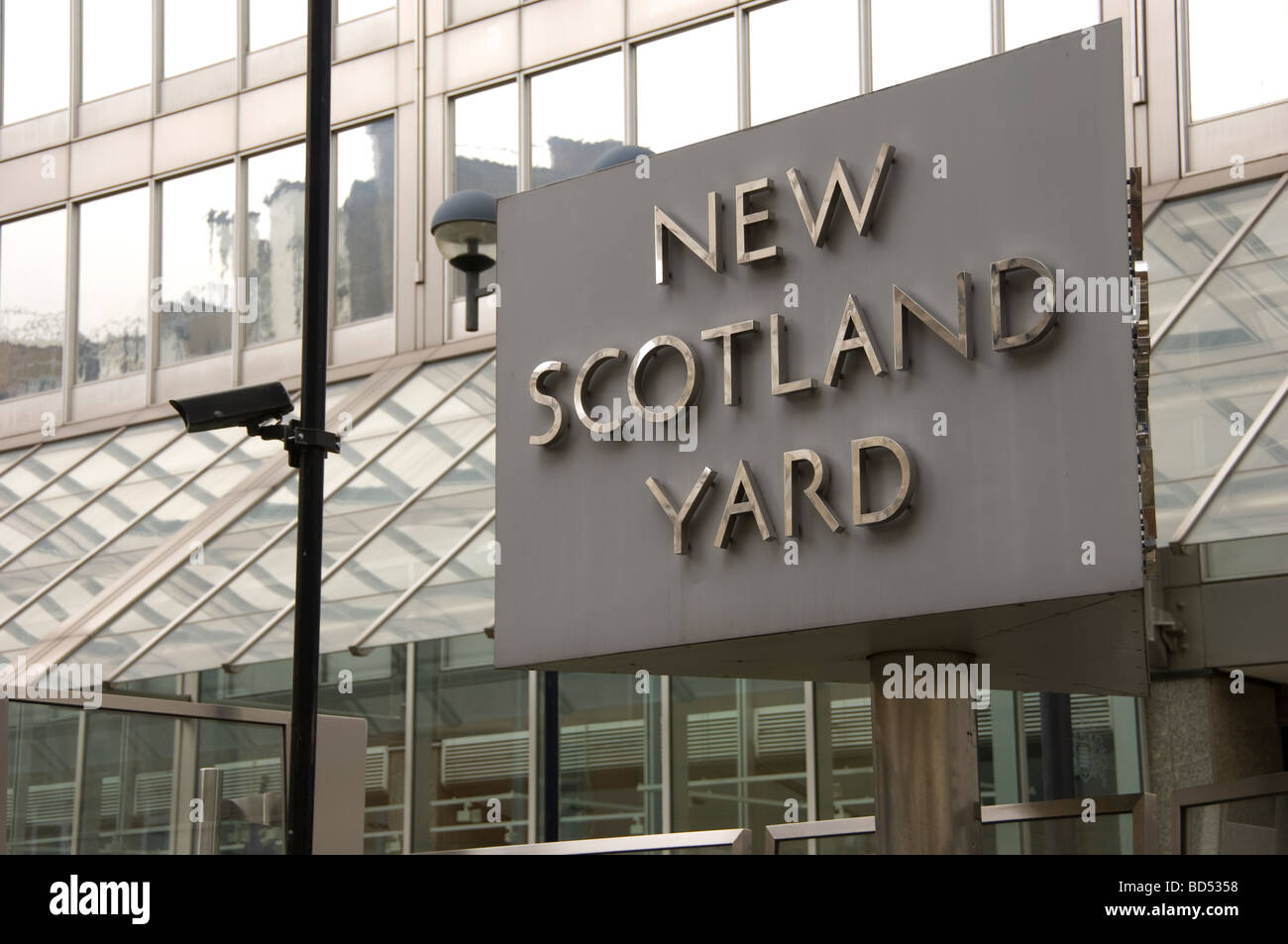 Sign outside New Scotland Yard the headquaters of the Metropolitan police based in London UK Stock Photo