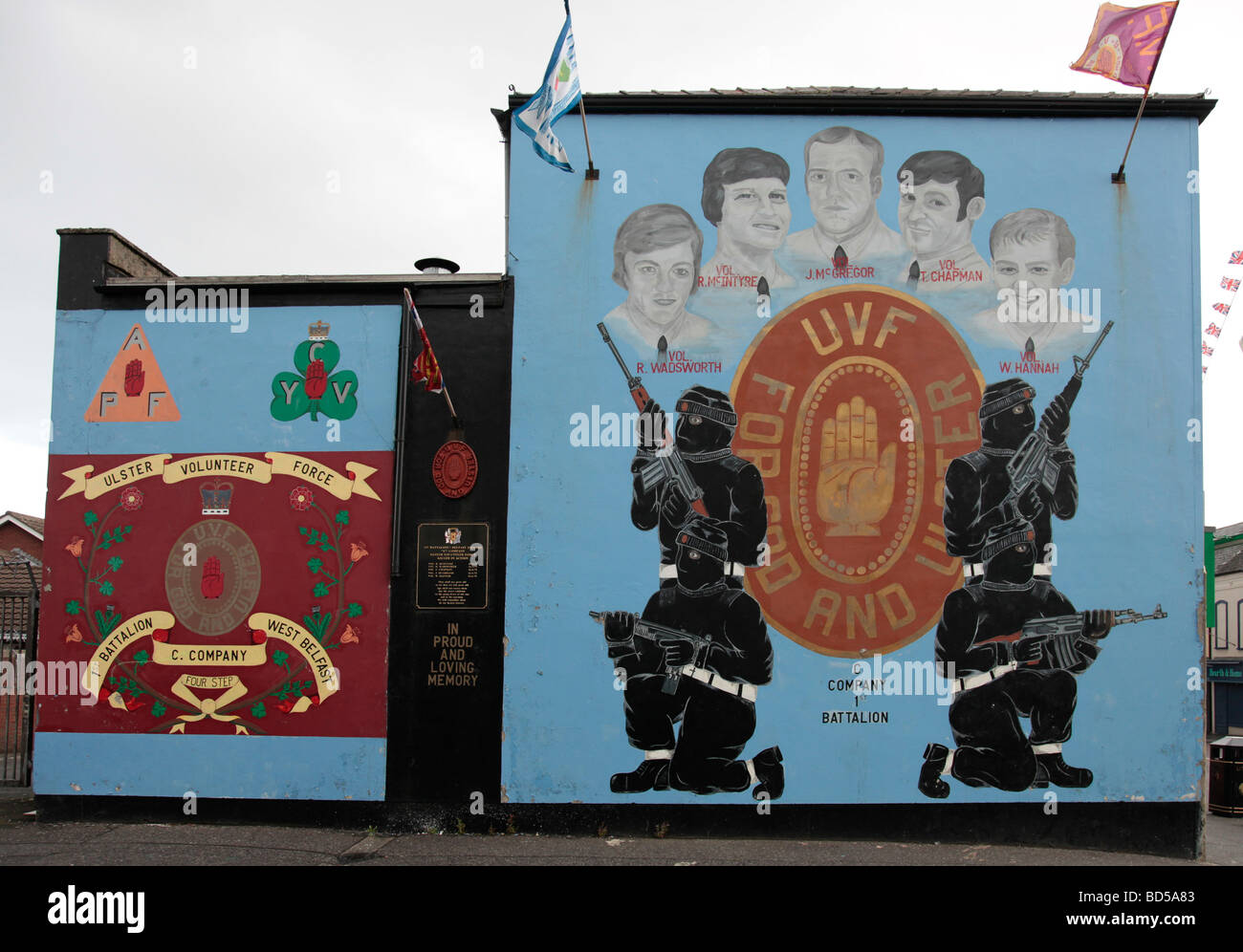 Mural in the Loyalist area of West Belfast showing the UVF, with hooded paramilitaries and portraits of  five UVF members Stock Photo