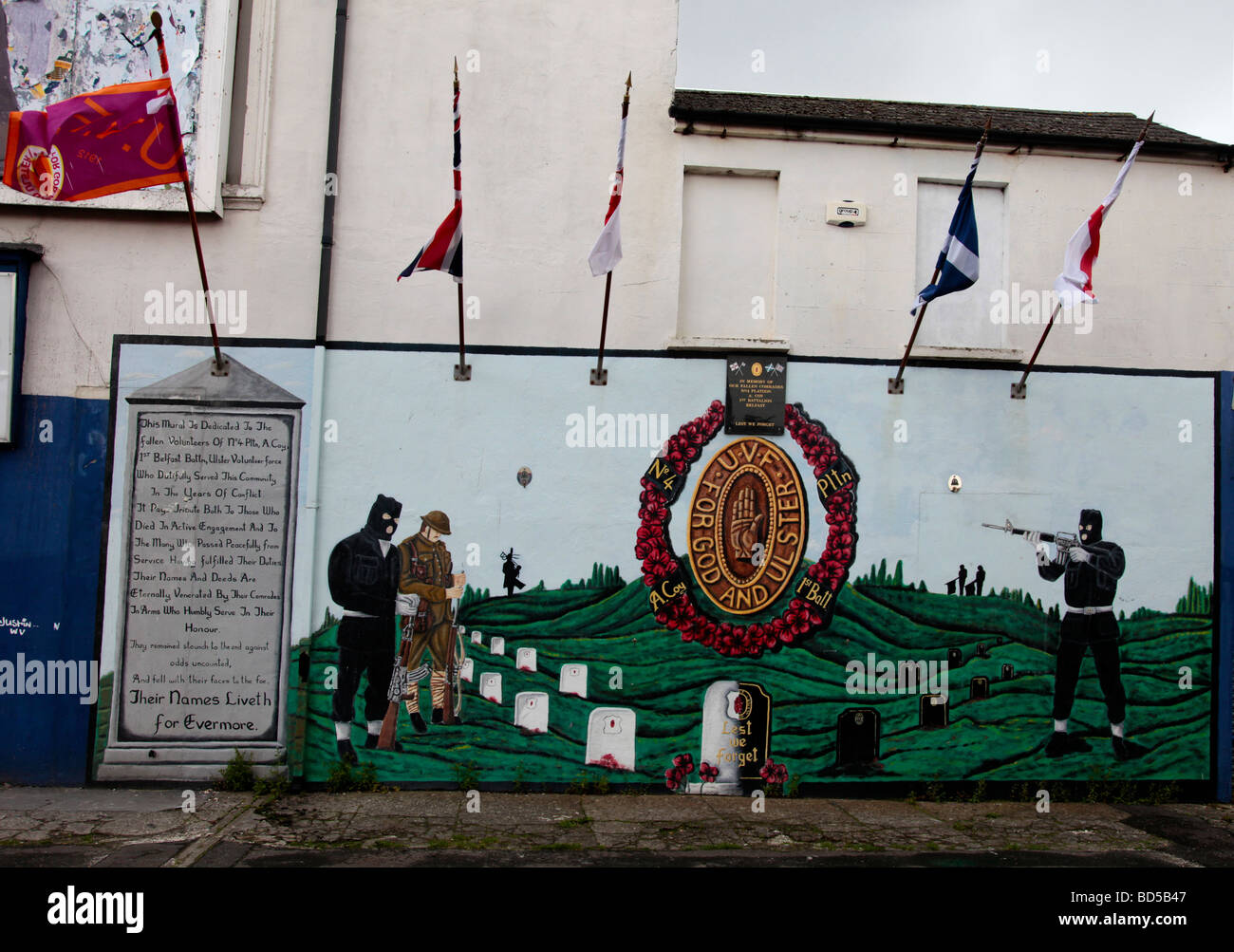 Belfast mural commemorating the volunteers of the UVF Stock Photo