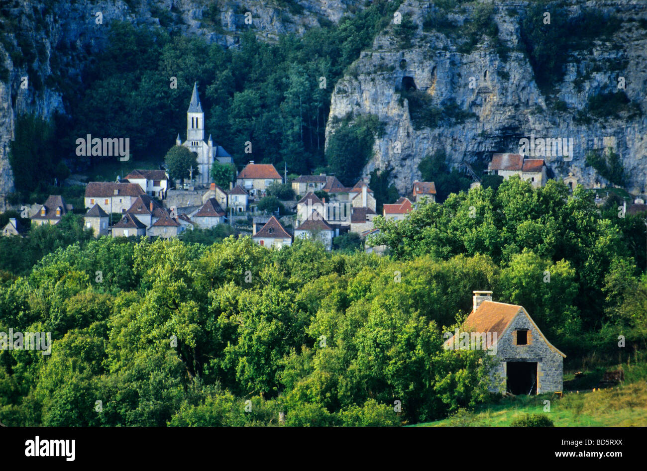Medieval Village Of Gluges On Banks Of Dordogne River Dordogne Valley medieval-village-of-gluges-on-banks-of-dordogne-river-dordogne-valley