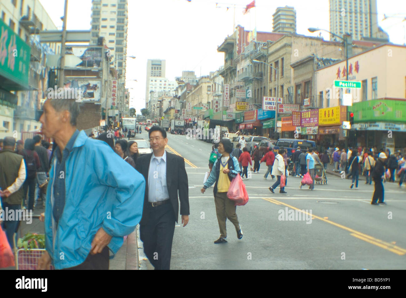 People And Shops In Chinatown San Francisco California Stock Photo Alamy People And Shops In Chinatown San Francisco California Stock Photo Alamy