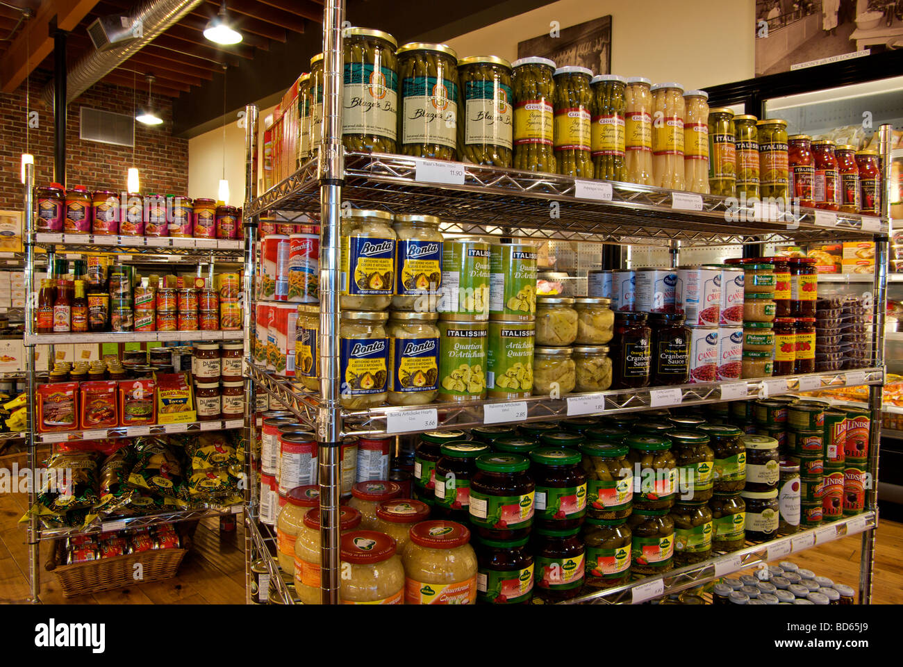 Grocery store shelves canned food hires stock photography and images