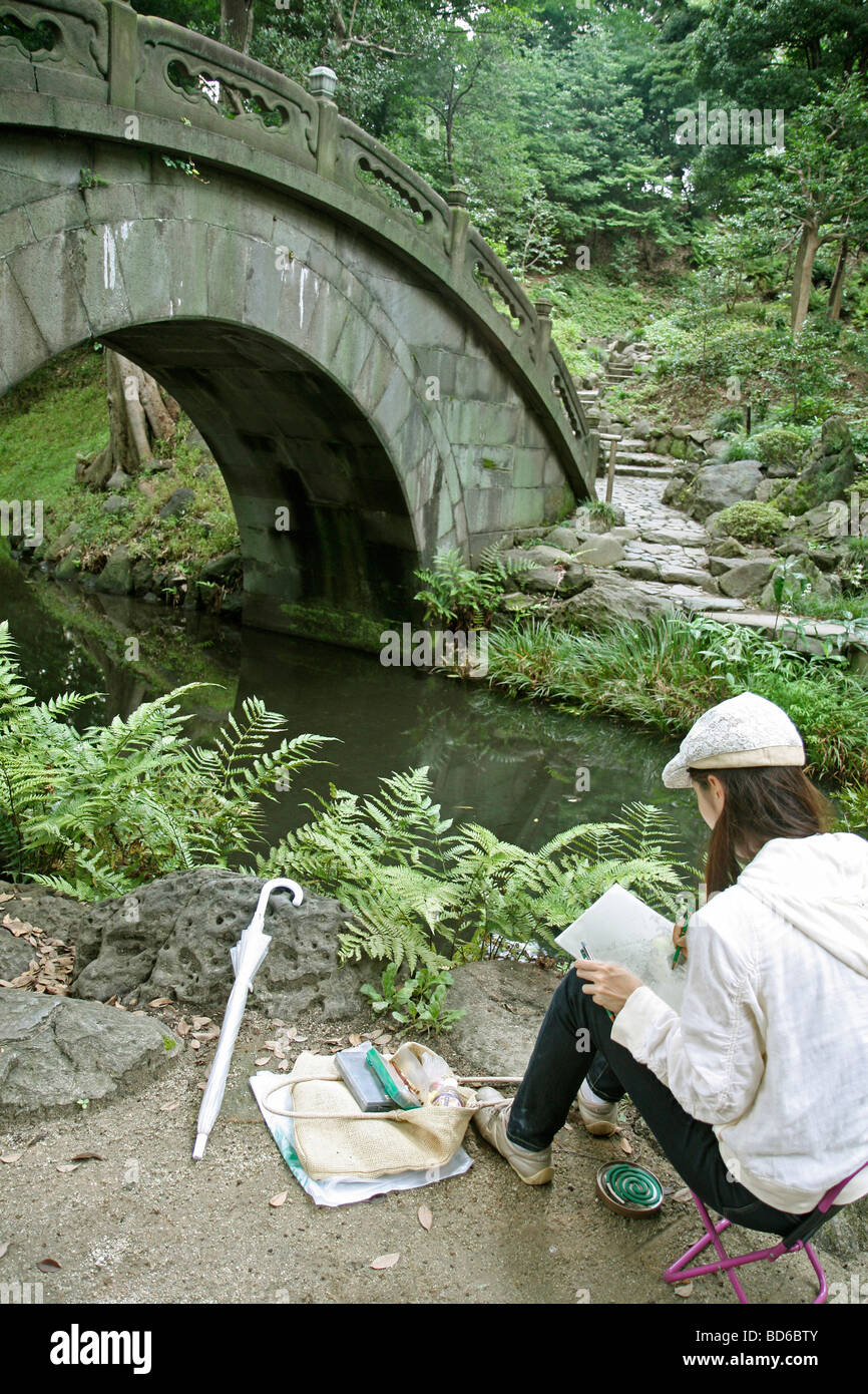 Girl painting. Engetsukyo Koishikawa Koraku-en gardens. Tokyo. Japan Stock Photo