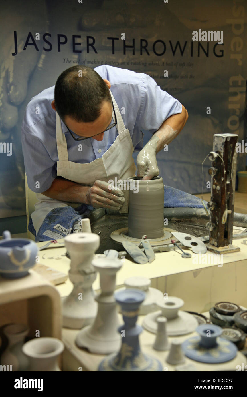 Download A potter throwing a pot on a potters wheel at the Wedgwood visitor Stock Photo: 25342219 - Alamy