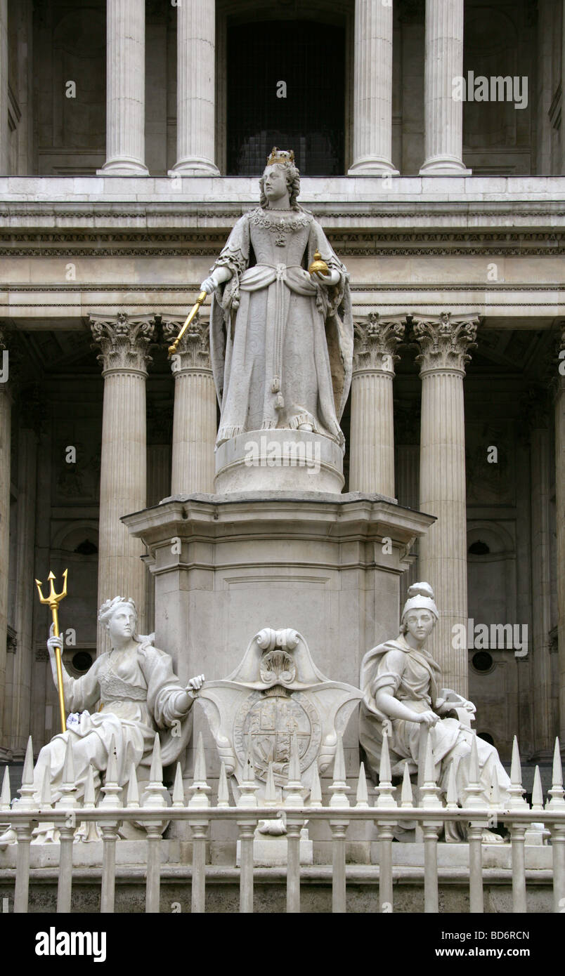 Queen Anne's Statue in Front of St Paul's Cathedral, West Front Entrance, Ludgate Hill, City of London, UK Stock Photo