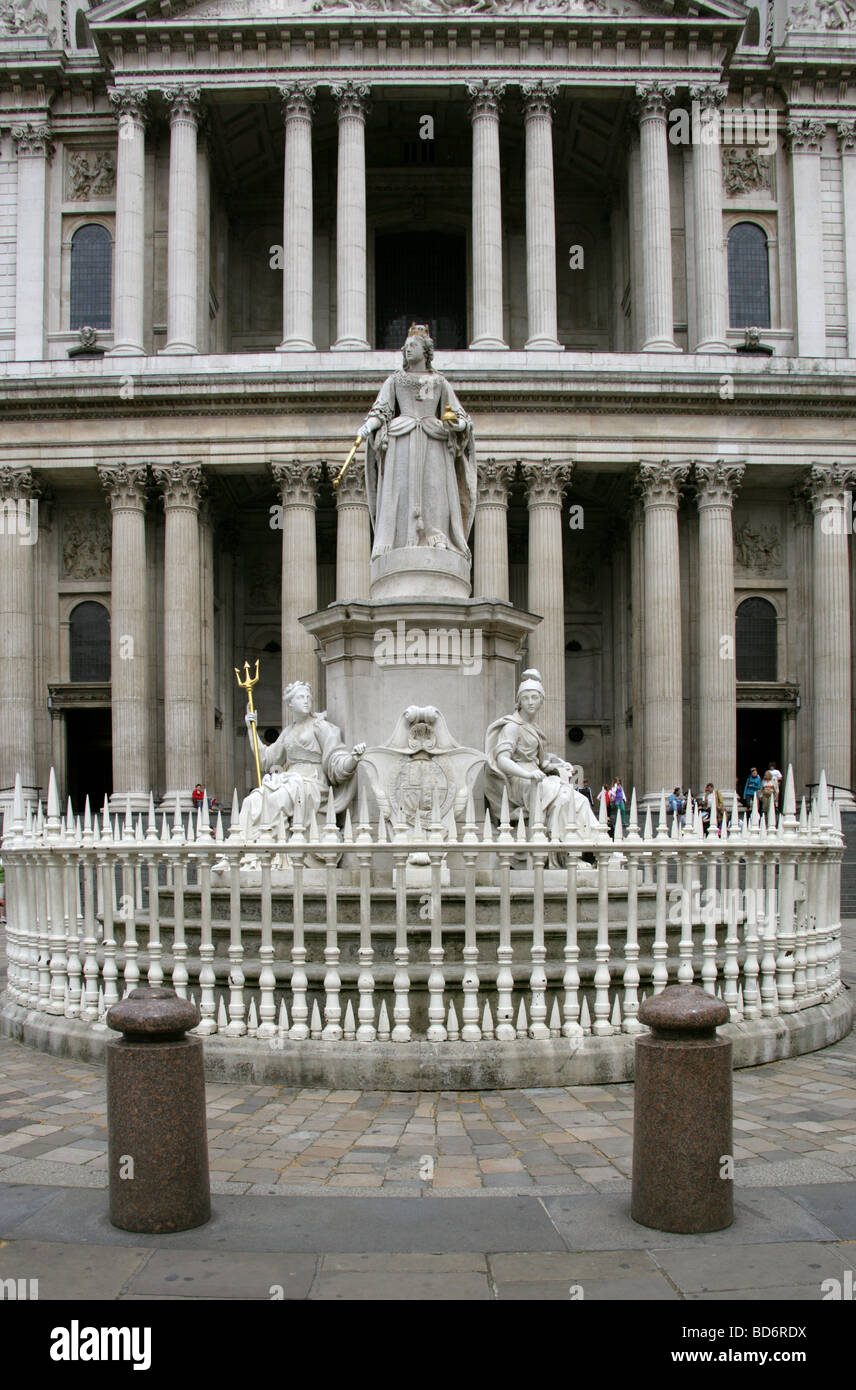 Queen Anne's Statue in Front of St Paul's Cathedral, West Front Entrance, Ludgate Hill, City of London, UK Stock Photo