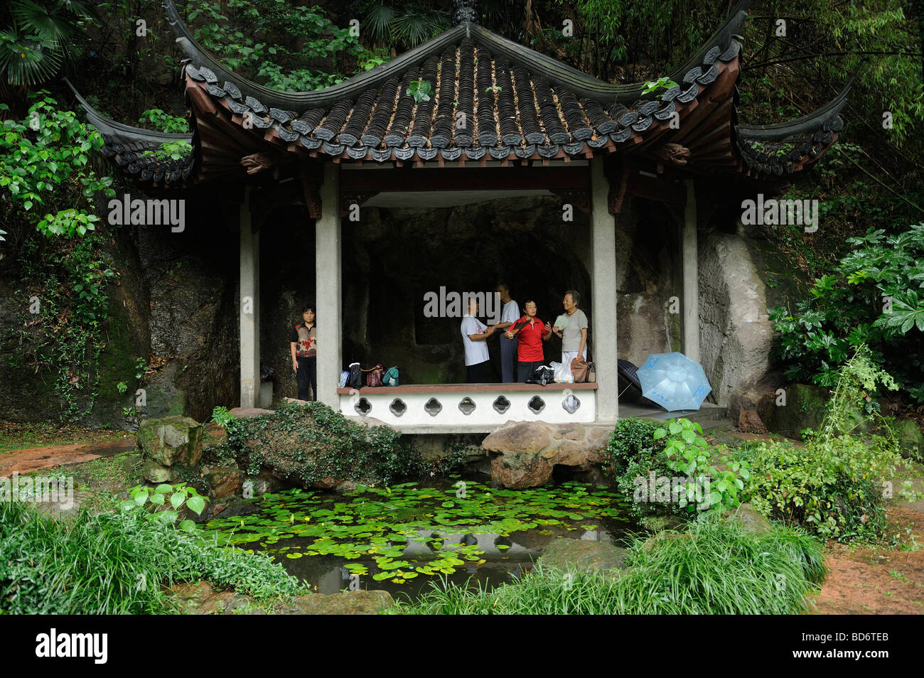 People singing traditional opera or practising Taiji near Liuyi Fountain on the foot of Gushan Hill in Hangzhou, China. Stock Photo