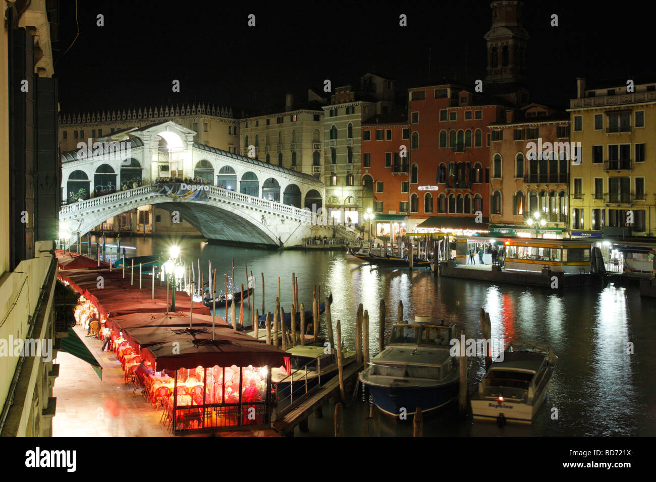 Rialto bridge and Grand Canal at night. Venice, Italy Stock Photo - Alamy