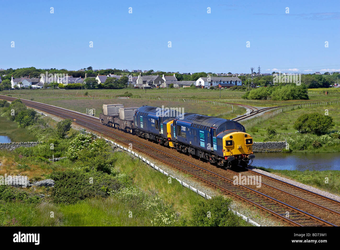 DRS 37087 37688 pass through Valley with 6K41 14 58 Valley Crewe Nuiclear Flask train on 23 06 09 Stock Photo