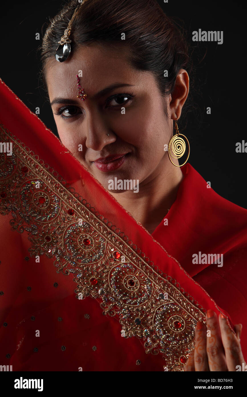 woman dressed in traditional Indian clothing Stock Photo - Alamy