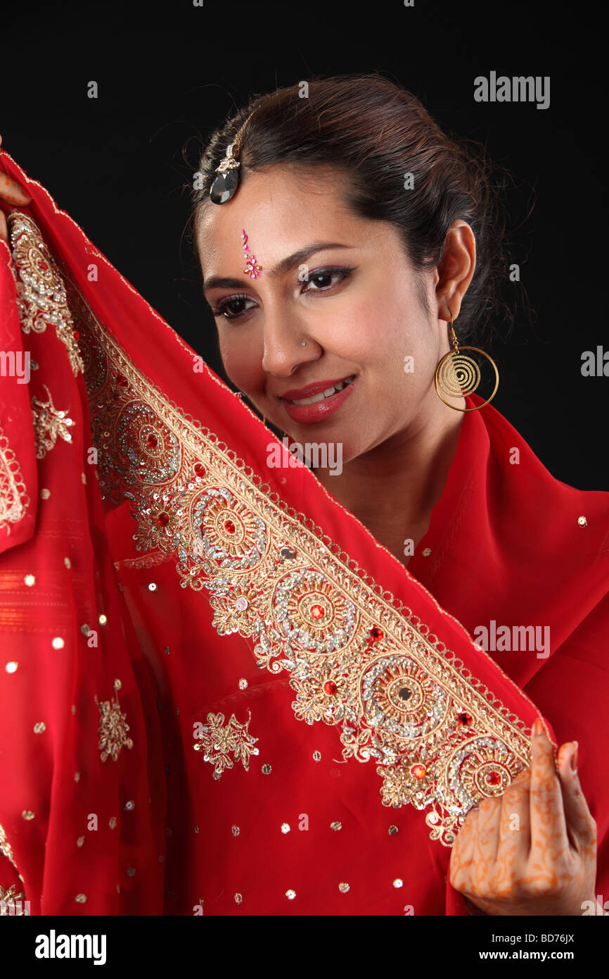 woman dressed in traditional Indian clothing Stock Photo - Alamy