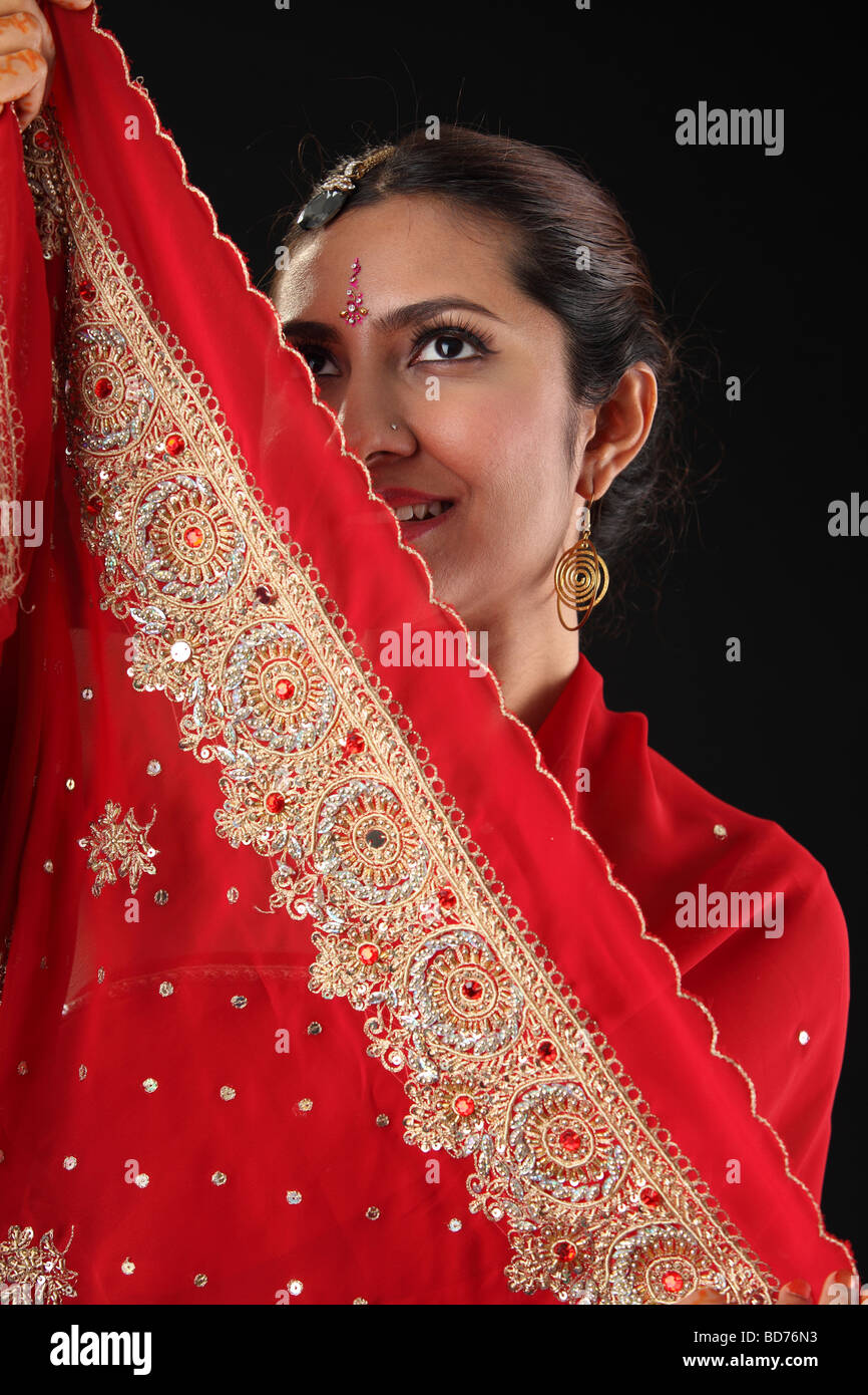 woman dressed in traditional Indian clothing Stock Photo - Alamy