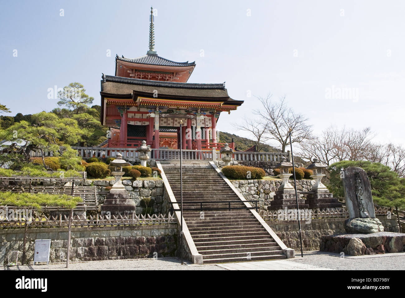 Fairytopia Shrine-in-the-kiyomizudera-pure-water-temple-complex-in-kyoto-japan-BD79BY