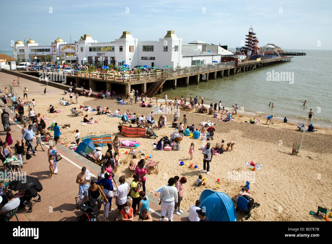 THE BEACH AND PIER AT CLACTON ON SEA ON THE ESSEX COAST Stock Photo Alamy