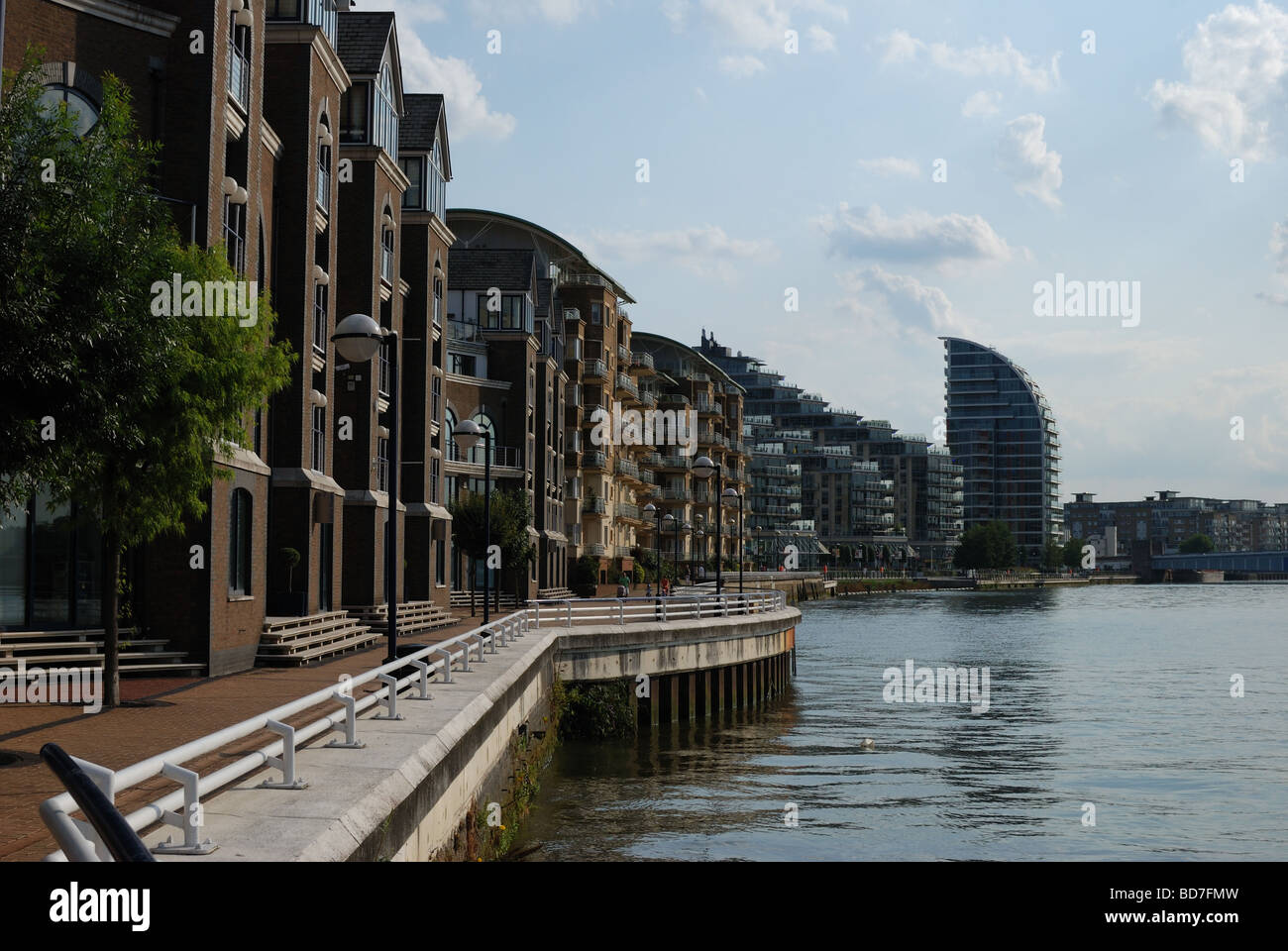 Riverside walk towards Plantation Wharf and Battersea Reach Stock Photo