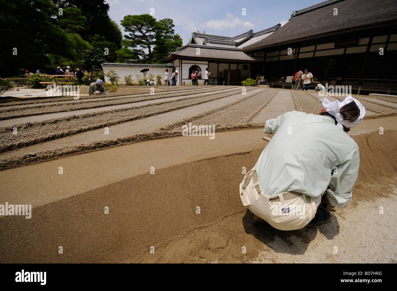 Taking care of the famous sand and stone garden of Ginkaku-ji complex (Temple of Silver Pavillion). Kyoto. Kansai. Japan Stock Photo