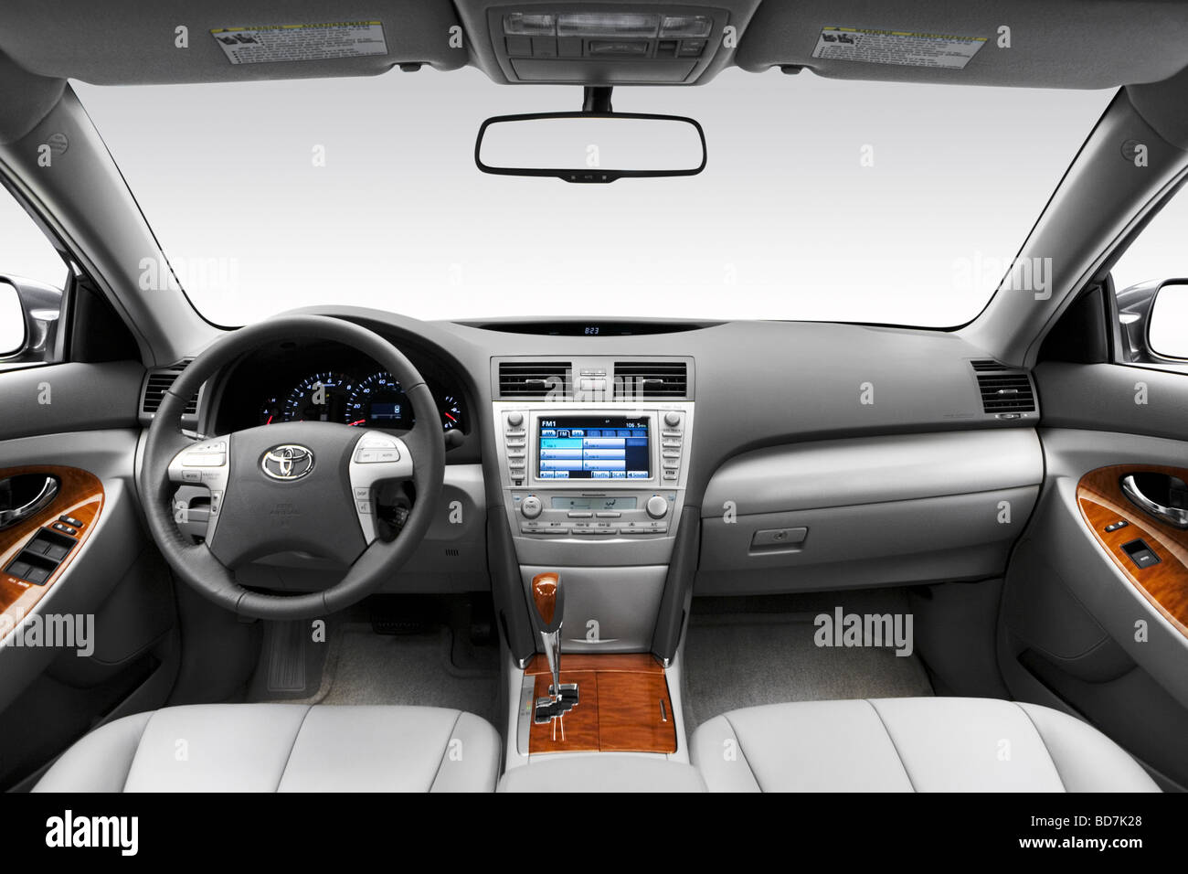 2010 Toyota Camry XLE in Gray - Dashboard, center console, gear shifter  view Stock Photo - Alamy