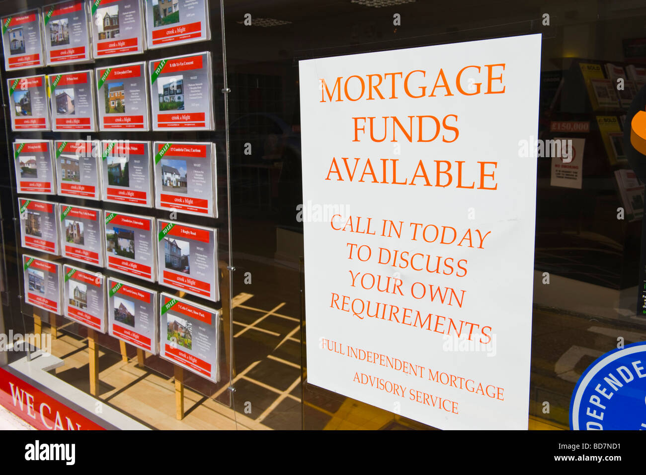 MORTGAGE FUNDS AVAILABLE notice in estate agents window UK Stock Photo