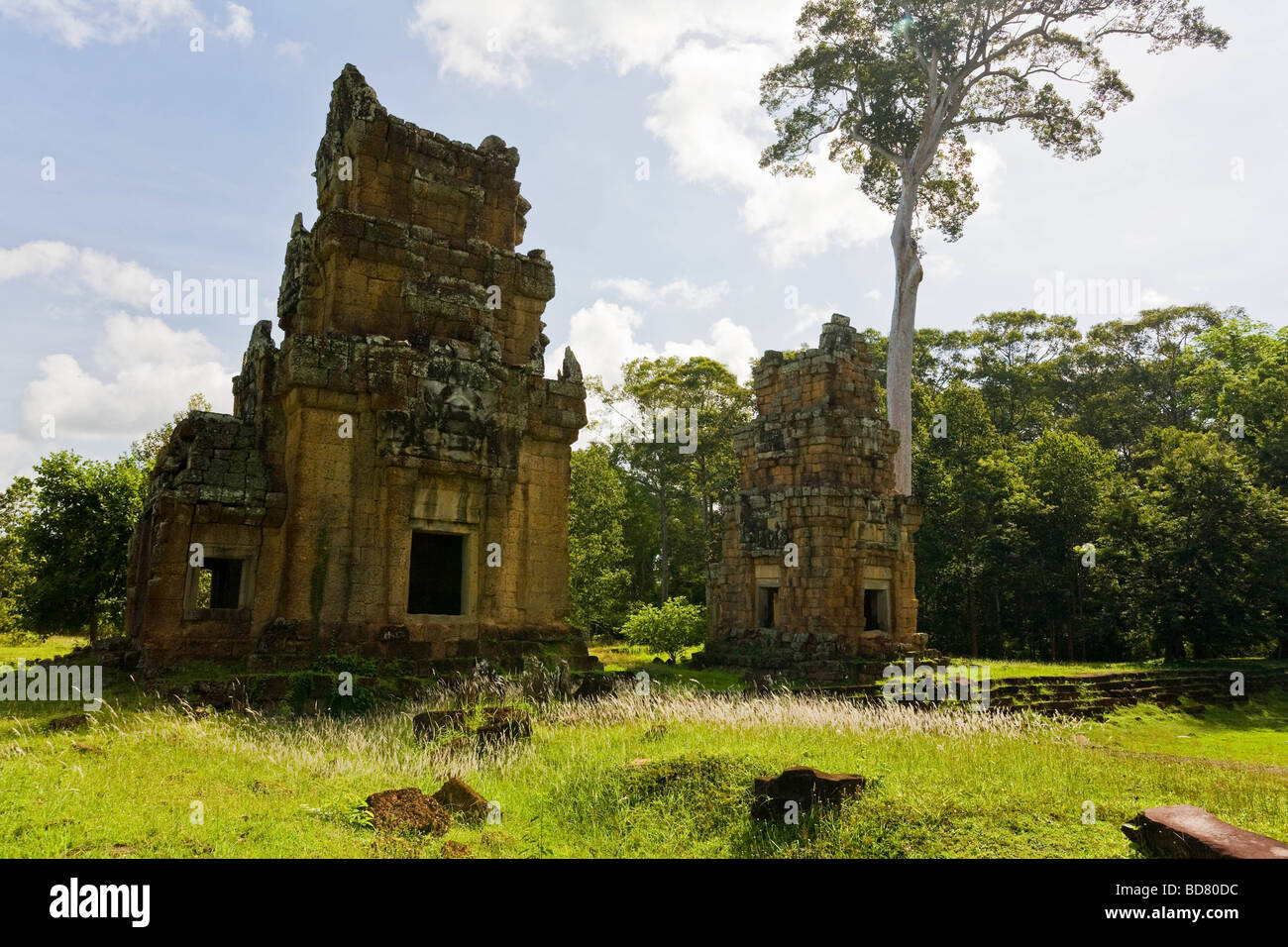Heavily tilted and crumbling buildings around a dry pool near the Bayon temple Stock Photo