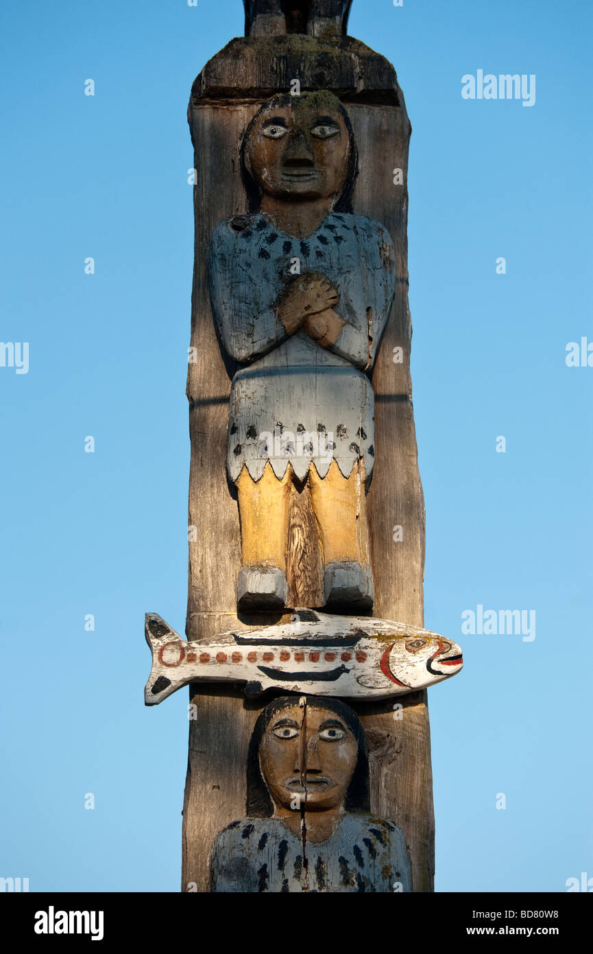 https://c8.alamy.com/comp/BD80W8/a-totem-pole-depicting-a-salmon-and-two-people-adorns-the-tribal-center-BD80W8.jpg