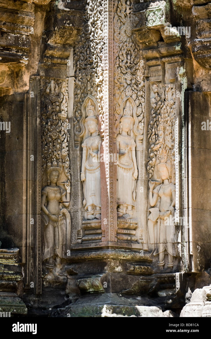 Carved Apsara dancers and fine detail on a column of Angkor Wat, Cambodia Stock Photo