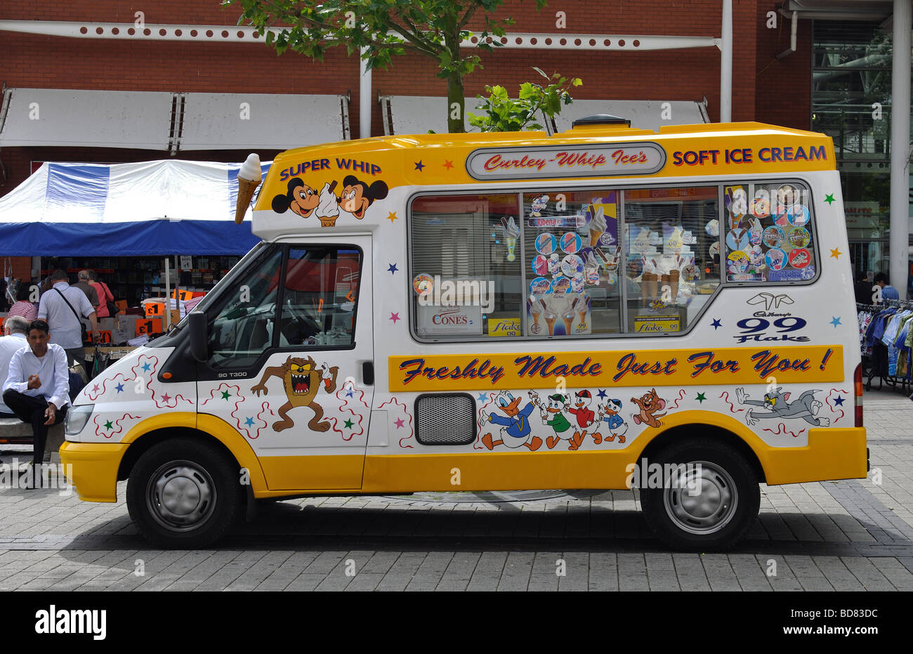 Yellow ice cream van hi-res stock photography and images - Alamy