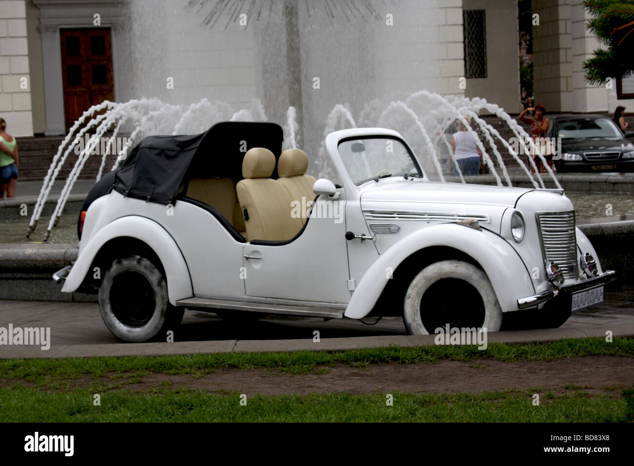 Gray car parked beside Louis Vuitton store photo – Free Ukraine