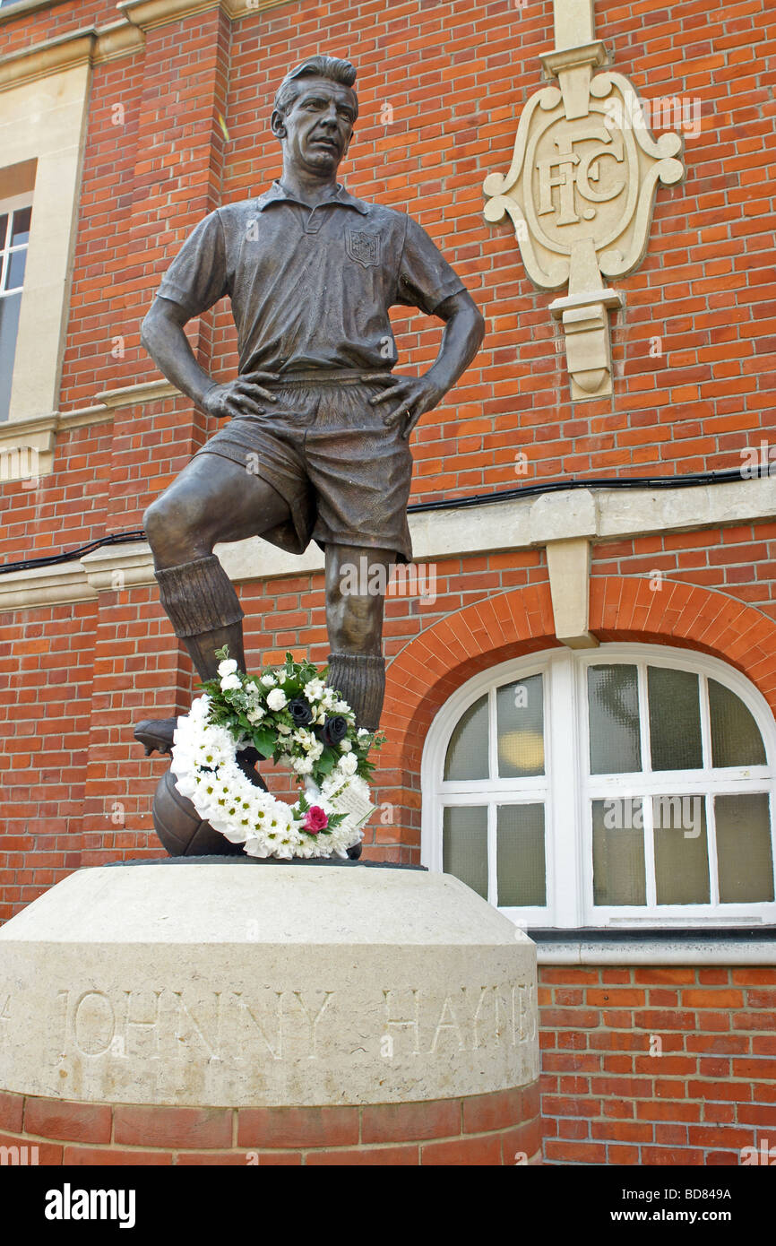 Tribute to Sir Bobby Robson on the Johnny Haynes Memorial at Craven Cottage, Fulham FC. Stock Photo