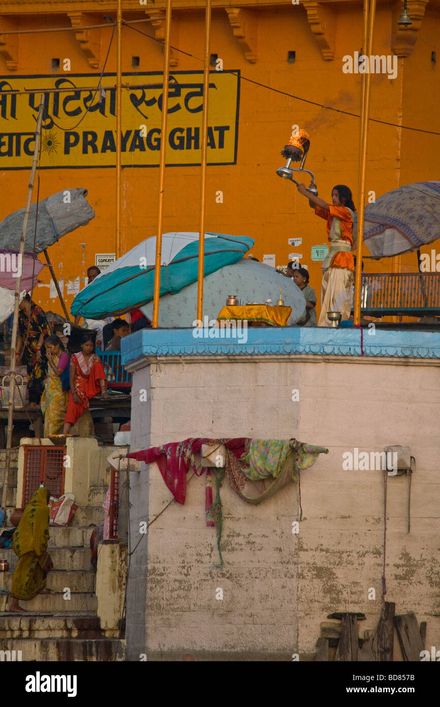 Young priest conducting a ceremony on the banks of the Ganges in Varanasi Stock Photo